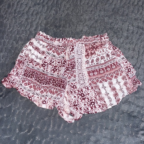 LULU'S Maroon & Cream Play Shorts XS - Picture 3 of 4